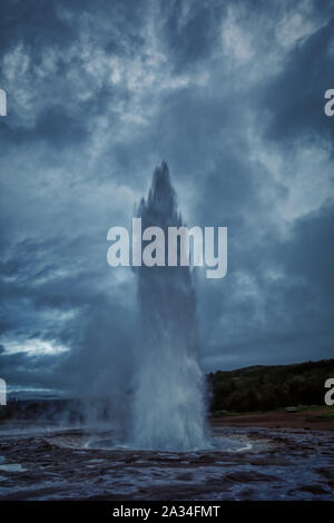 Amazing shot di eruttando strokkur geyser, situato in un area geotermale accanto al fiume Hvita, Islanda Foto Stock