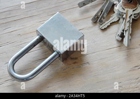 Lucchetto e chiave mazzetto per trovare corrispondenti sul pannello di legno Foto Stock