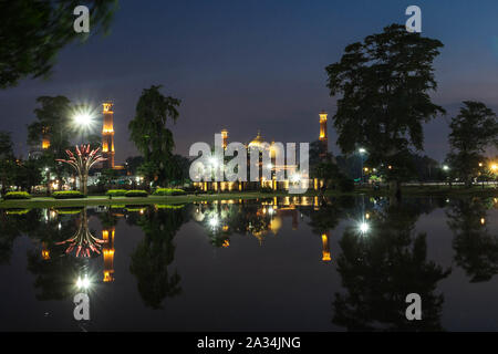 Iqbal Park (Urdu: اقبال پارک‎), precedentemente Minto Park è un parco urbano; dopo il rinnovo e l'espansione il suo nome è maggiore Iqbal Park si trova a Lahore. Foto Stock