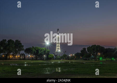 Iqbal Park (Urdu: اقبال پارک‎), precedentemente Minto Park è un parco urbano; dopo il rinnovo e l'espansione il suo nome è maggiore Iqbal Park si trova a Lahore. Foto Stock