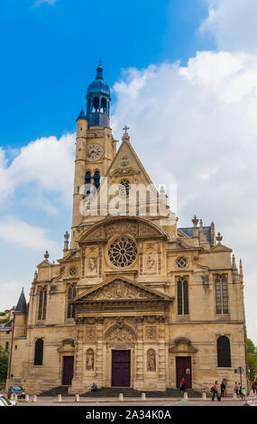 Un grande ritratto vista frontale del Saint-Étienne-du-Mont chiesa, situato sulle Montagne Sainte-Geneviève nel quinto arrondissement di Parigi in Francia su... Foto Stock
