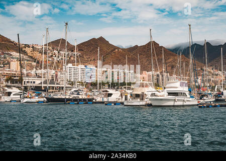 Tenerife, Spagna - Agosto, 2019: barche a vela, barche a motore e barche a Santa Cruz porto Marina in Tenerife Foto Stock