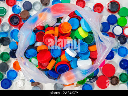 In plastica colorata i tappi di bottiglia Foto Stock