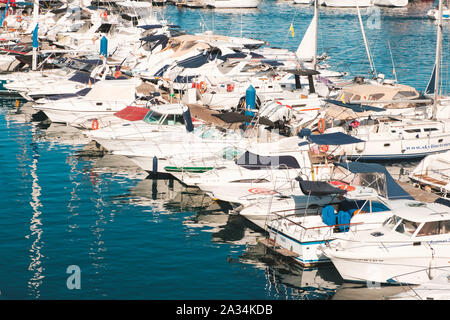 Tenerife, Spagna - Agosto, 2019: Barche a motore, barche a motore e barche a vela a Porto in Tenerife Foto Stock