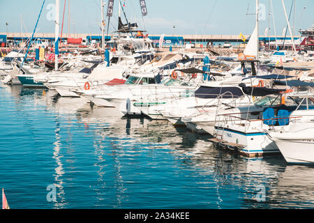 Tenerife, Spagna - Agosto, 2019: Barche a motore, barche a motore e barche a vela a Porto in Tenerife Foto Stock