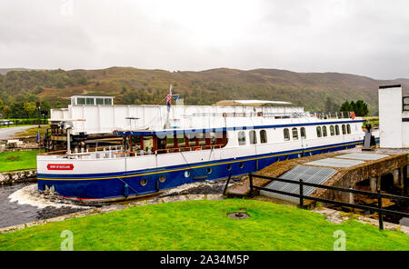 Lo spirito della Scozia imbarcazione proveniente da Loch Oich in Caledonian Canal attraverso aperto Aberchalder ponte girevole, Highlands scozzesi Foto Stock