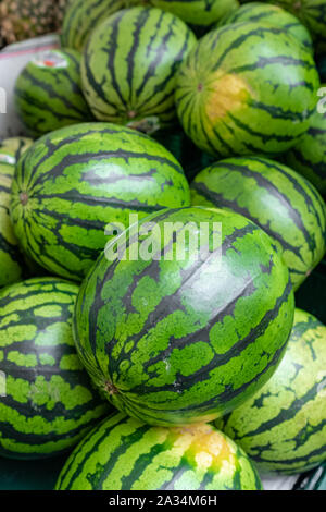 Molti grandi dolci verdi cocomeri close-up Foto Stock