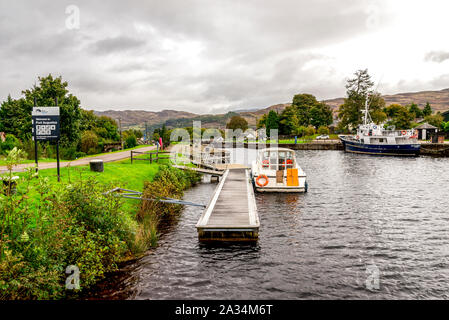 Una vista di Caledonian Canal con un paio di barche parcheggiata vicino si blocca da Loch Ness ingresso, Fort Augustus, Scozia Foto Stock