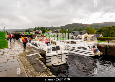 Barche in attesa per serrature ad essere aperto per inserire il Caledonian Canal Da Loch Ness in Fort Augustus, Scozia Foto Stock