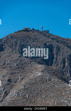 Profitis Ilias monastero si siede in cima al monte volcanis Profitis su Santorini Foto Stock