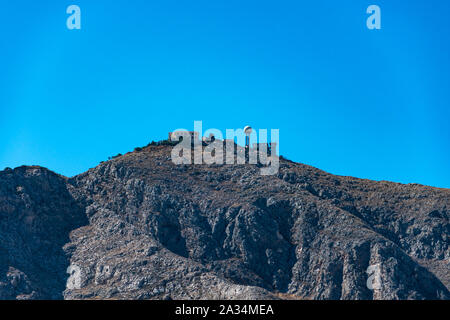 Profitis Ilias monastero si siede in cima al monte volcanis Profitis su Santorini Foto Stock