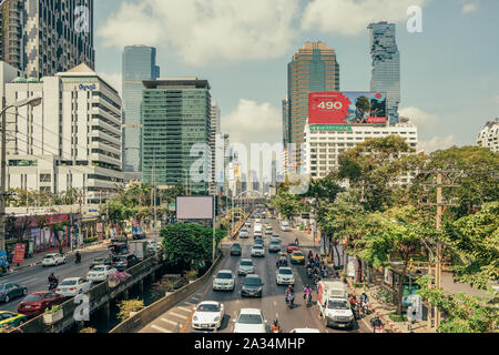Giornaliera del traffico su strada trafficata in Bangkok Foto Stock