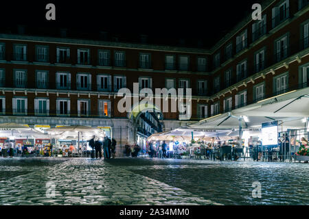 Madrid, Spagna - Ott 4, 2019: la gente camminare e seduti al ristorante Le Terrazze a Plaza Mayor, Madrid Spagna di notte Foto Stock