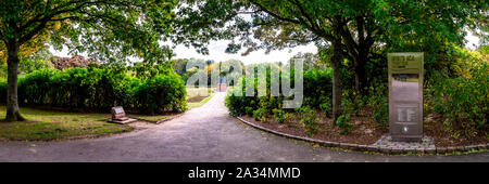 Un ingresso al Mare del Nord Memorial e il giardino delle rose in Hazlehead park, Aberdeen, Scozia Foto Stock