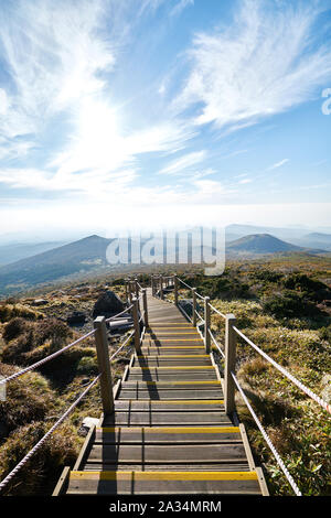 La via per il monte hallasan, Jeju Island, la Corea del Sud. Foto Stock