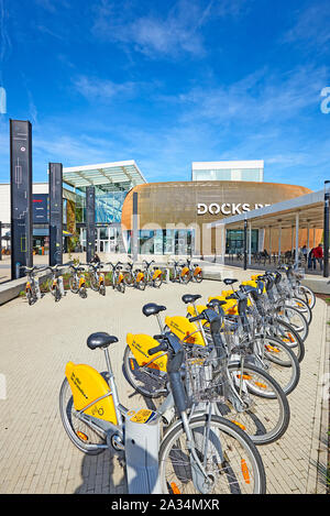 Bruxelles, Belgio, 19 aprile 2018: Stock di noleggio bici e alcune persone in appoggio al Dock Bruxsel entrata principale - Nuovo quartiere commerciale, in un'area Foto Stock