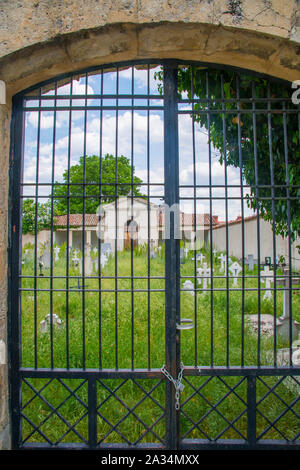 Porta chiusa del cimitero. Foto Stock