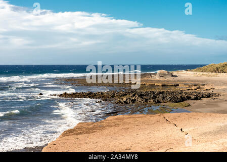 Una vista di Playa del Cabezo beach e costa al El Medano town, Tenerife, Spagna Foto Stock