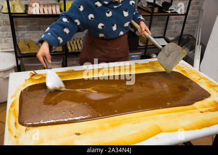 Rendendo fudge / shop / fatti a mano fudge al Fudge shop Patch nel mercato di Greenwich. Regno Unito (105) Foto Stock