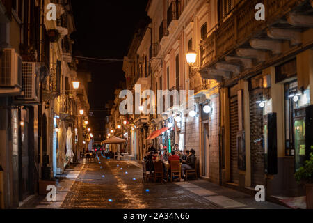 Corso Manthonè, area di Pescara dove jouth soddisfa la sera Foto Stock