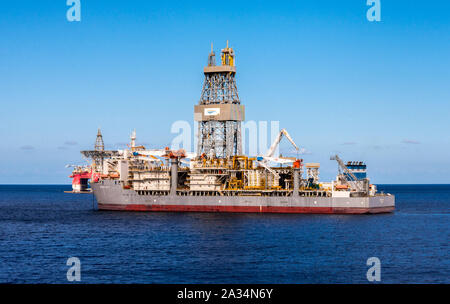 Un grande ENSCO drillship per deepwater offshore di foratura in Oceano Atlantico vicino a Tenerife, Isole Canarie, Spagna Foto Stock