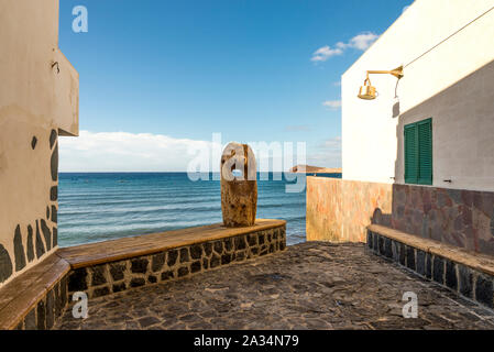 Una piccola scultura astratta su una delle strade di El Medano città a Tenerife, Isole Canarie, Spagna Foto Stock