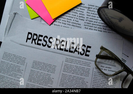 Comunicato stampa testo nel titolo isolato sulla scrivania in ufficio. Concetto di giornale Foto Stock
