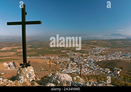 Vista panoramica e la croce, Alameda, Malaga-provincia, regione dell'Andalusia, Spagna, Europa. Foto Stock