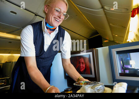 Paesi Bassi la Colombia hostess offrendo il vino in classe business volo KLM foto Jaco Klamer/Alamy Foto Stock