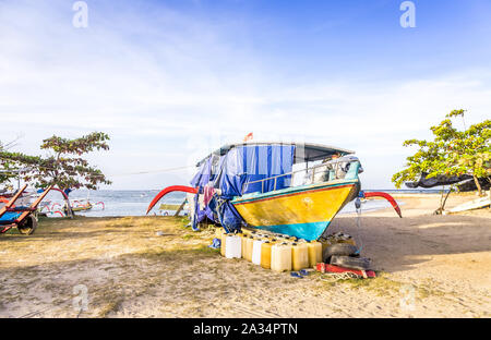 Tradizionale colorate barche da pesca sulla riva balinese, Indonesia Foto Stock