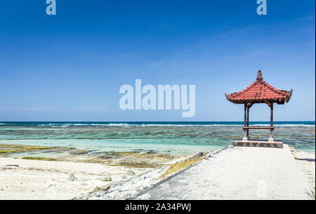 Capanna tradizionale sulla spiaggia balinese in Indonesia Foto Stock