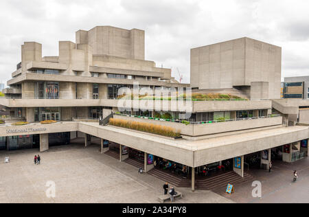 Teatro Nazionale edificio sulla sponda sud del fiume Tamigi nel centro di Londra, Inghilterra Foto Stock