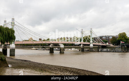 Albert ponte sul fiume Tamigi da Battersea a Chelsea, Londra, Regno Unito Foto Stock