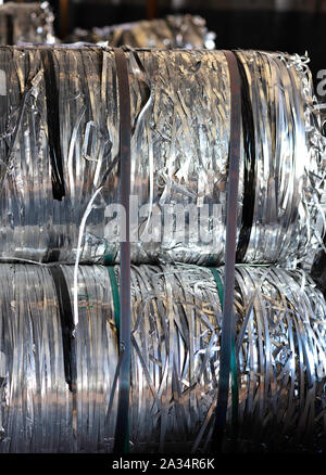 Le strisce di alluminio dopo il taglio dei bordi, confezionato solo per l'invio di fondere e di riciclo in casa in ghisa Foto Stock