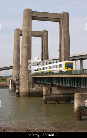 Una classe 466 Electric Multiple Unit numero 466036 attraversando il ponte Kingsferry a Swale con un sud-est servizio di treni per il XXV Aprile 2007. Foto Stock