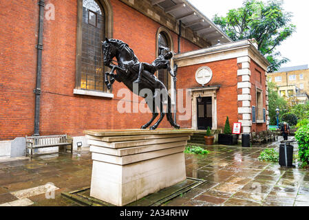 Una statua della conversione di san Paolo sagrato, Covent Garden, Londra Foto Stock