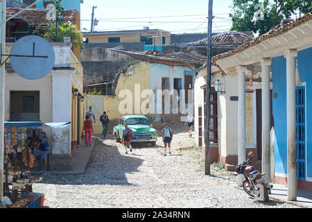 I bambini della scuola a piedi le strade di ciottoli di Trinidad, Cuba. Foto Stock