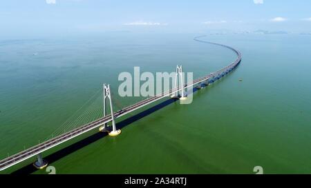 (191005) -- Guangzhou, il 5 ottobre 2019 (Xinhua) -- Foto aeree prese sulla luglio 11, 2018 mostra la Hong Kong-Zhuhai-ponte di Macao nella Cina meridionale. (Xinhua/Liang Xu) Foto Stock