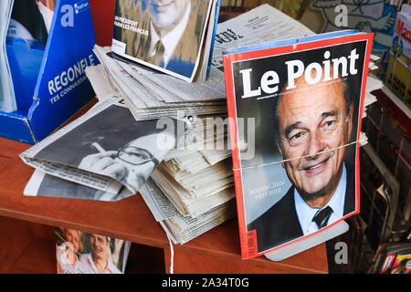 La rivista francese Le Point funzione sul loro coperchio anteriore l'ex Presidente francese Jacques Chirac che morì 86 anni. Jacques Chirac ha servito come Presidente della Francia dal 1995-2007 Foto Stock