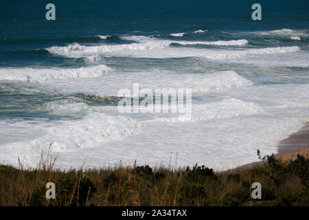 In Wellen, Belgium.Wellen am Nordstrand von nazare, Portogallo. Foto Stock