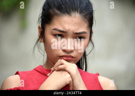 Una preghiera giovane ragazza di minoranza Foto Stock