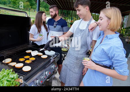 Giovani al barbecue, Carlsbad, Repubblica Ceca Foto Stock