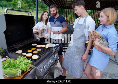 Giovani al barbecue, Carlsbad, Repubblica Ceca Foto Stock