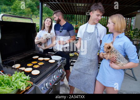 Giovani al barbecue, Carlsbad, Repubblica Ceca Foto Stock