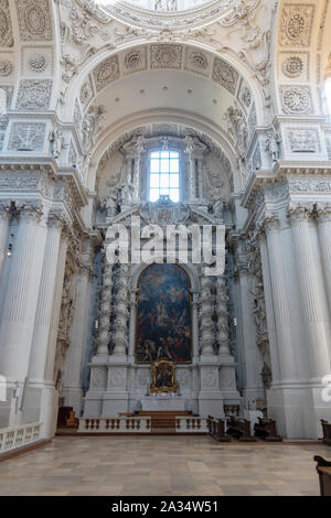 Un altare laterale nella chiesa di St Peter, una chiesa cattolica romana, Monaco di Baviera, Germania. Foto Stock