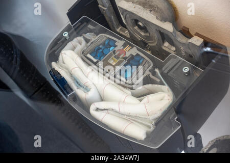 Tagliata di una ruota motrice con airbag al Deutsches Museum Verkehrszentrum, (Tedesco Museo dei Trasporti), Monaco di Baviera, Germania. Foto Stock