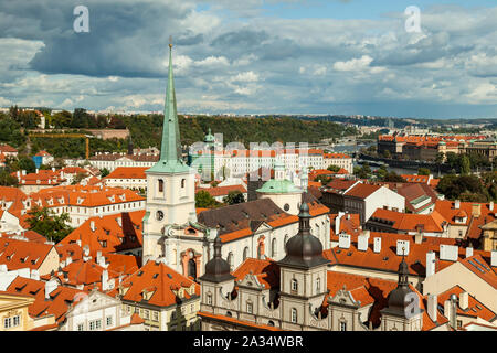 Pomeriggio autunnale nel quartiere di Mala Strana di Praga. Foto Stock