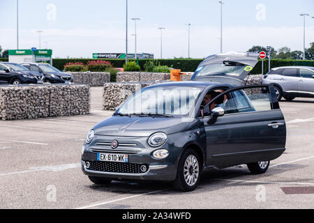 Francia Lyon 2019-06-18 piccola vettura compatta legenda blu scuro italiano tre porta-Fiat 500 in un noleggio auto parcheggio auto con tronco aperto Foto Stock