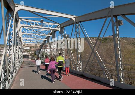 Passerella sul fiume Genil, tra Badolatosa (Siviglia-provincia) e Jauja (Cordoba-provincia), regione dell'Andalusia, Spagna, Europa. Foto Stock