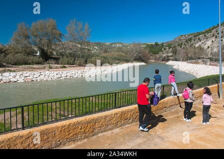 Fiume Genil e turisti, Jauja, Cordoba-provincia, regione dell'Andalusia, Spagna, Europa. Foto Stock